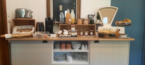 MoulisにあるLe Jardin de Moulis, Chambres et table d'hôtes, Saint Girons, Ariège, Pyrénées,の食器が並ぶキッチンカウンター