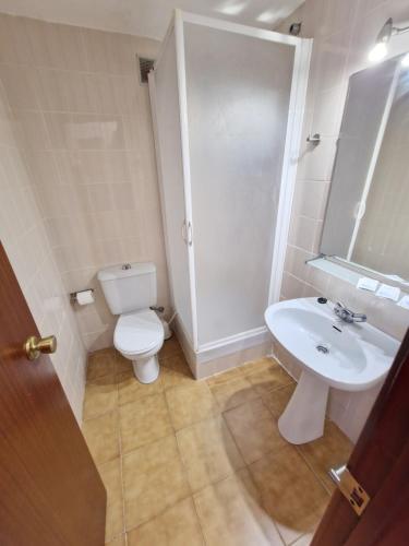 La salle de bains est pourvue de toilettes blanches et d'un lavabo. dans l'établissement Apartamento Albatros Beach-6, à Empuriabrava