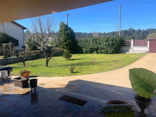 een patio met uitzicht op een tuin bij Acogedora casa de campo,muy cómoda in Ourense
