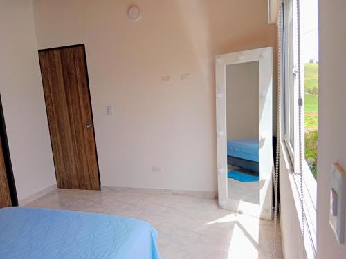 Hermosa y amplia habitación - Baño privado tesisinde bir odada yatak veya yataklar