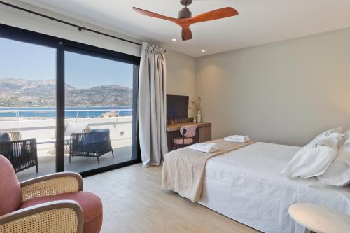 um quarto com uma cama e uma varanda com vista em Arcus Luxury Suites Karpathos em Cárpatos