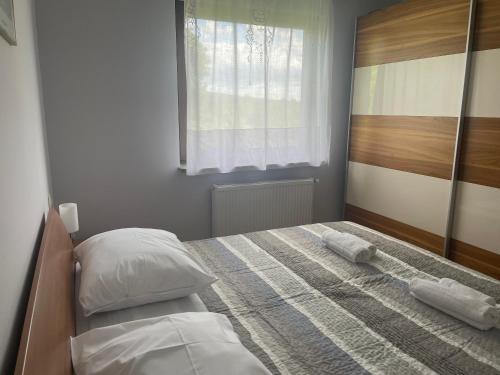 Ένα ή περισσότερα κρεβάτια σε δωμάτιο στο Apartma pri Cesarjevih