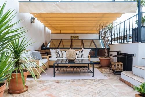 Posezení v ubytování CASA PALACIO SXVIII CON PISCINA en centro histórico de SEVILLA