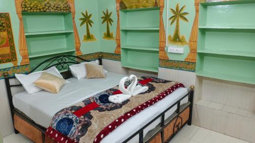 Musa's Homestay في جودبور: غرفة نوم عليها سرير محشوة