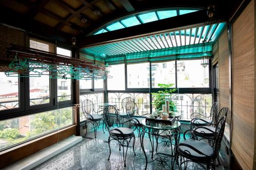 Un restaurante u otro lugar para comer en Fusion Links Apartments