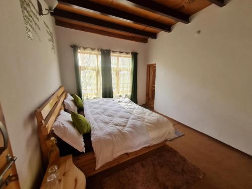 Postel nebo postele na pokoji v ubytování Pema's Cottage Chicham Kaza