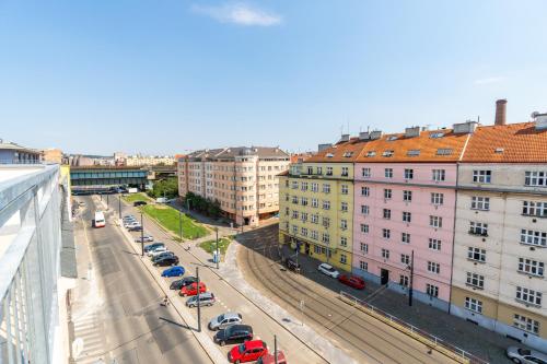 uma vista para uma rua da cidade com carros estacionados e edifícios em Brand new two room apartment #64 in Elite Rezidence with free secure parking em Praga