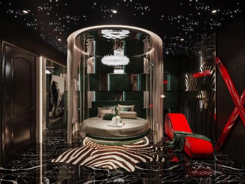 - une chambre avec un lit et une chaise rouge dans l'établissement Monaco Hotel, à Cần Thơ