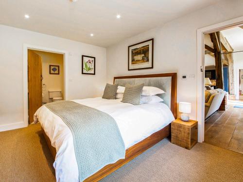 a bedroom with a large bed in a room at Hatchers Barn - Uk42080 in East Garston