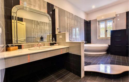 ein Badezimmer mit einem Waschbecken, einem WC und einem Spiegel in der Unterkunft Beautiful Home In Terrasini With Outdoor Swimming Pool in Terrasini