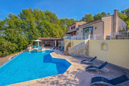 une villa avec piscine devant une maison dans l'établissement Villa Colombes, à Draguignan