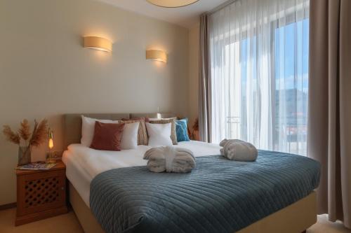 ヤロスワビエツにあるHotel Szlak Bursztynowyのベッドルーム1室(大型ベッド1台、タオル付)