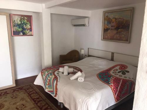 1 dormitorio con 1 cama con 2 toallas en Apartamento Villa Joya, en Benissa