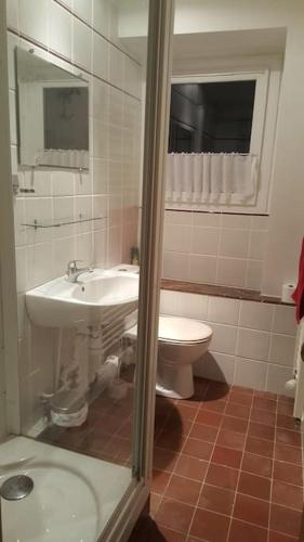 une salle de bain avec un lavabo et des toilettes dans l'établissement L' Eglise - 2 pièces avec balcon au dernier étage vue Paris, à Saint-Prix