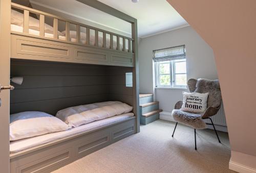 a bedroom with a bunk bed and a chair at Green Wening in Borgsum