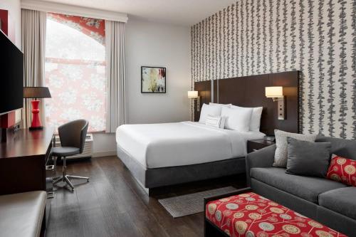 Habitación de hotel con cama, escritorio y sofá en Fairfield Inn & Suites by Marriott Washington Downtown, en Washington