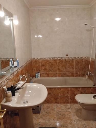 ein Badezimmer mit Waschbecken und Badewanne in der Unterkunft Alba de Tormes Salamanca Piso de 2 habitaciones 3 camas in Alba de Tormes