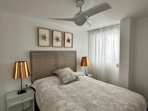 Apartamento mediterraneo, muy centrico, en Plaza Triangular, soleado, con jardines y piscina y la playa enfrente andando, con parking exterior comunitario