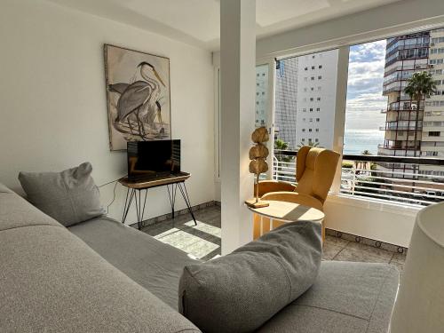 Apartamento mediterraneo, muy centrico, en Plaza Triangular, soleado, con jardines y piscina y la playa enfrente andando, con parking exterior comunitario