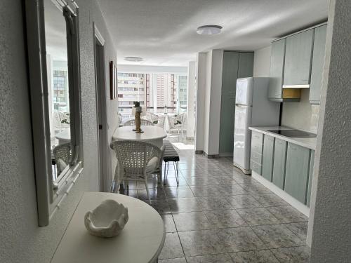 Apartamento mediterraneo, muy centrico, en Plaza Triangular, soleado, con jardines y piscina y la playa enfrente andando, con parking exterior comunitario