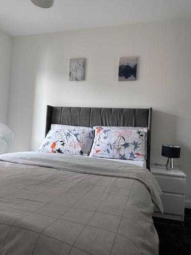 a bed with two pillows on it in a bedroom at Modern 2 bed 2 bath Flat Close to Train station in Belvedere