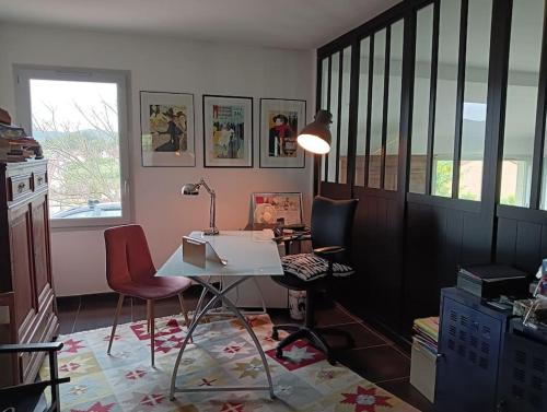 Cette chambre comprend un bureau, deux chaises et une lampe. dans l'établissement Maison Cluny, à Cluny