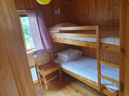 a bedroom with two bunk beds in a cabin at Villaberg in Arvika