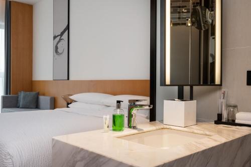 Postel nebo postele na pokoji v ubytování Fairfield by Marriott Zhuhai Xiangzhou