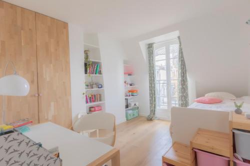 une chambre avec un lit, un bureau et une table dans l'établissement Loft Saint-Germain des près Vavin, à Paris