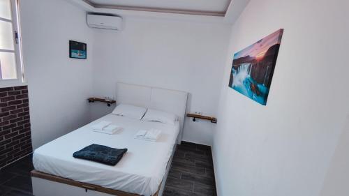 Cette petite chambre dispose d'un lit et d'une photo murale. dans l'établissement Fabulous Penthouse, à La Línea de la Concepción
