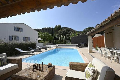 - une piscine dans un jardin avec des chaises et une table dans l'établissement La Villa Moderna, à Robion