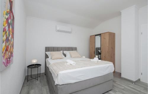 1 dormitorio blanco con 1 cama grande y espejo en Nice Home In Zmijavci With Private Swimming Pool, Can Be Inside Or Outside, en Zmijavci