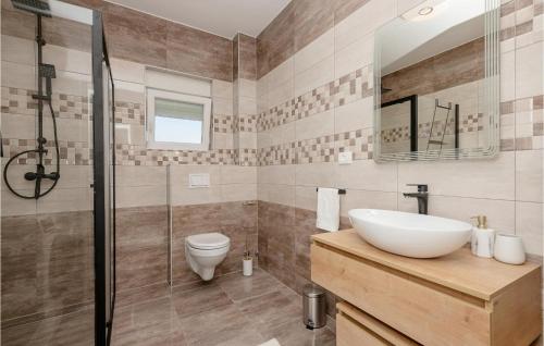 y baño con lavabo, ducha y aseo. en Nice Home In Zmijavci With Private Swimming Pool, Can Be Inside Or Outside, en Zmijavci
