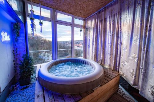 プラハにあるVila U Blaženkyの窓のある部屋にある大きな浴槽
