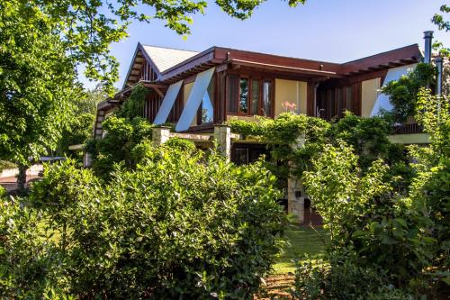 a house seen through the trees at B&B Villa Sbaraglia in Alatri