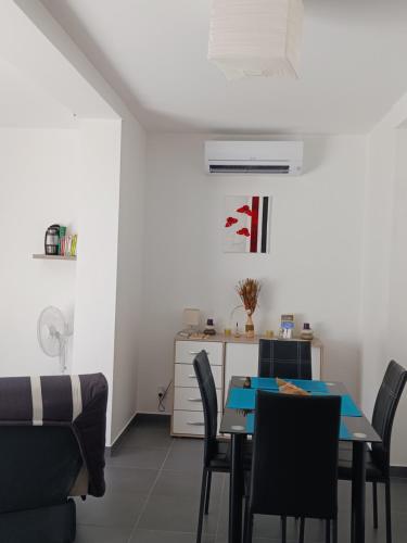 une salle à manger avec une table et des chaises bleues dans l'établissement location vacances, à Linguizzetta