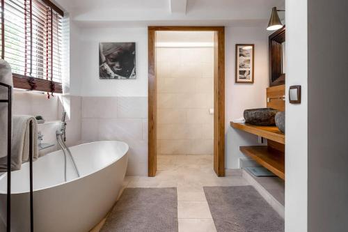 une salle de bain avec une baignoire blanche dans une chambre dans l'établissement VILLA Saint-Tropez, à Saint-Tropez