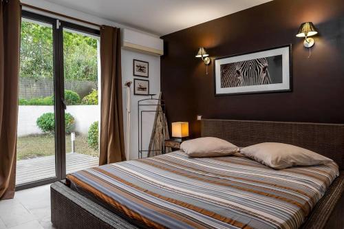 une chambre avec un lit et une grande fenêtre dans l'établissement VILLA Saint-Tropez, à Saint-Tropez