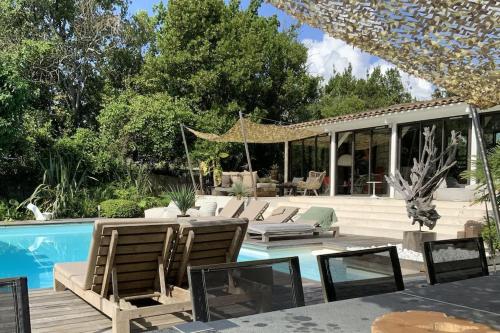 un patio avec des chaises et une piscine dans l'établissement VILLA Saint-Tropez, à Saint-Tropez