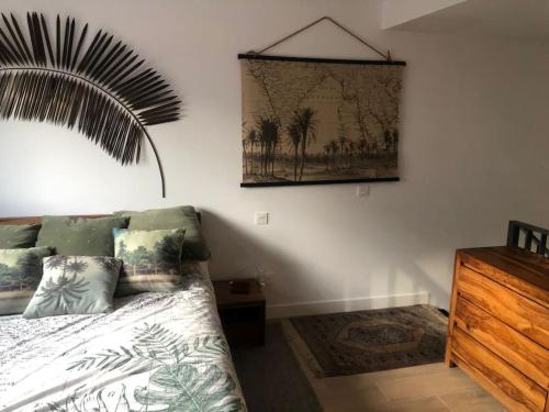 1 dormitorio con 1 cama y una foto en la pared en Moderno loft en Barajas, en Madrid