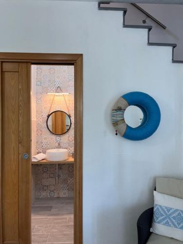 uma porta que dá acesso a uma casa de banho com um espelho em Sa Jacca Albergo Rurale em Siniscola