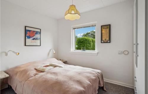 - une chambre avec un lit et une fenêtre dans l'établissement Cozy Home In Bogense With Wifi, à Bogense