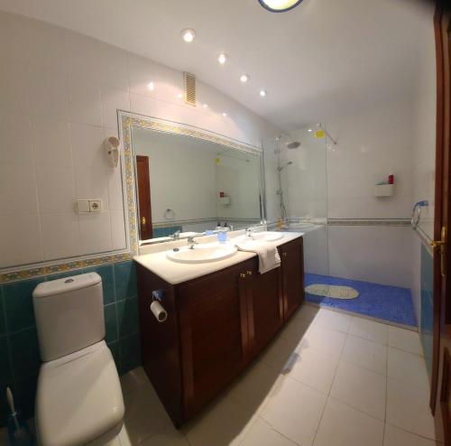ein Badezimmer mit Waschbecken, Spiegel und Toilette in der Unterkunft 2 bedroom apartment overlooking Mediterranean, 2 outdoor pools in Mijas Costa