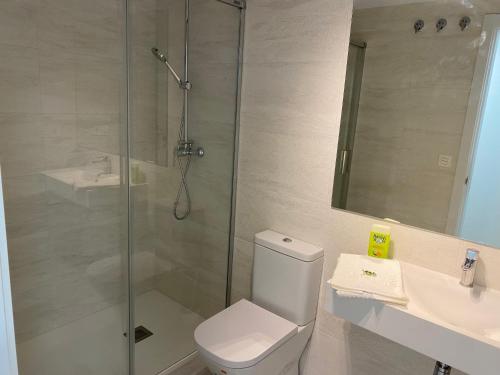 a bathroom with a shower and a toilet and a sink at VerdeMar 5 (Playa Puerto de Sagunto) in Puerto de Sagunto