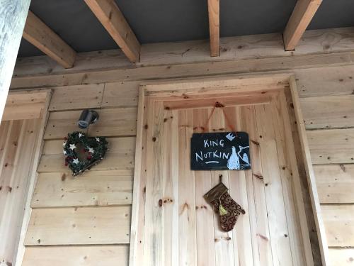 GrimstonにあるKing Nutkin Shepherds Hutの木造家屋