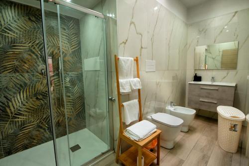 La salle de bains est pourvue d'une douche, de toilettes et d'un lavabo. dans l'établissement Domus Martì, à Formia