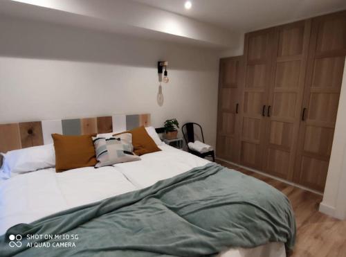 Giường trong phòng chung tại New! Arbeyal beach apartment