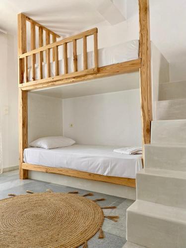 Ce lit superposé se trouve dans un dortoir doté d'un escalier. dans l'établissement Fikas Hotel, à Naxos Chora