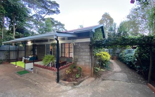 ナイロビにあるElegant Touch Home - 2 Bedroom House in Karenの窓と柵のある小さな家