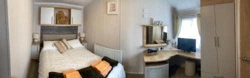 Ένα ή περισσότερα κρεβάτια σε δωμάτιο στο Butlins 8 Berth luxury,Top of the Range Caravan with Passses